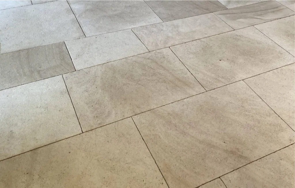 Sol contemporain en pierre naturelle, livraison partout en France de Brest à Nice et de Strasbourg à Biarritz