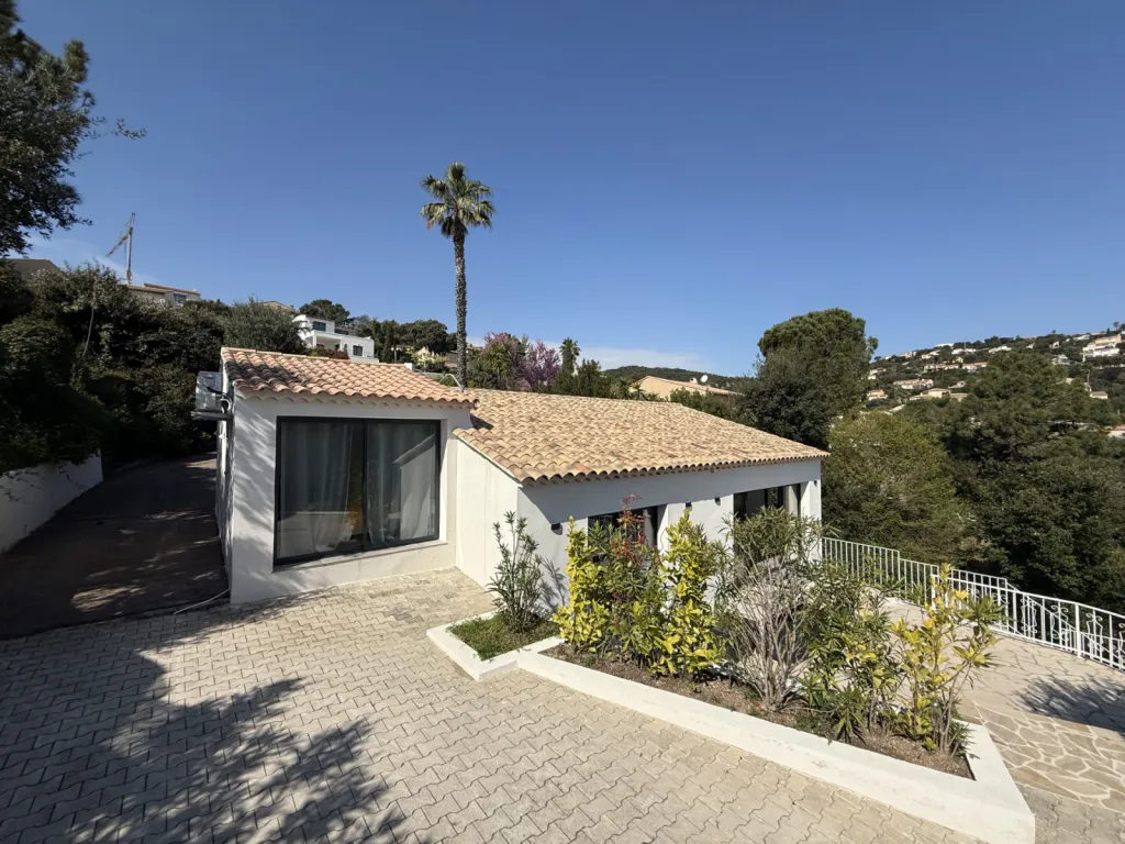 Villa Les Issambres – rénovée avec charme, à 500 m des plages et une piscine