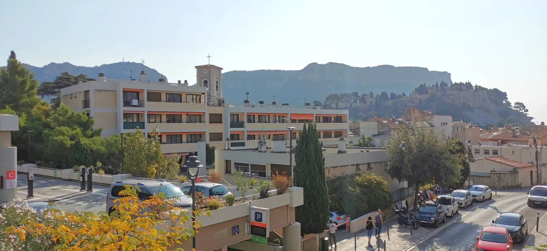 Vente appartement T2 Cassis centre à rénover dans une résidence sécurisée avec parking juste derrière le port