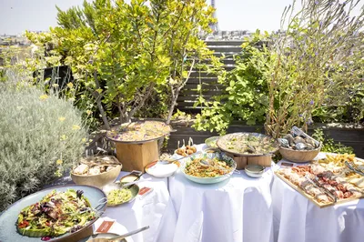 Déjeuner de mariage sur une terrasse à Paris