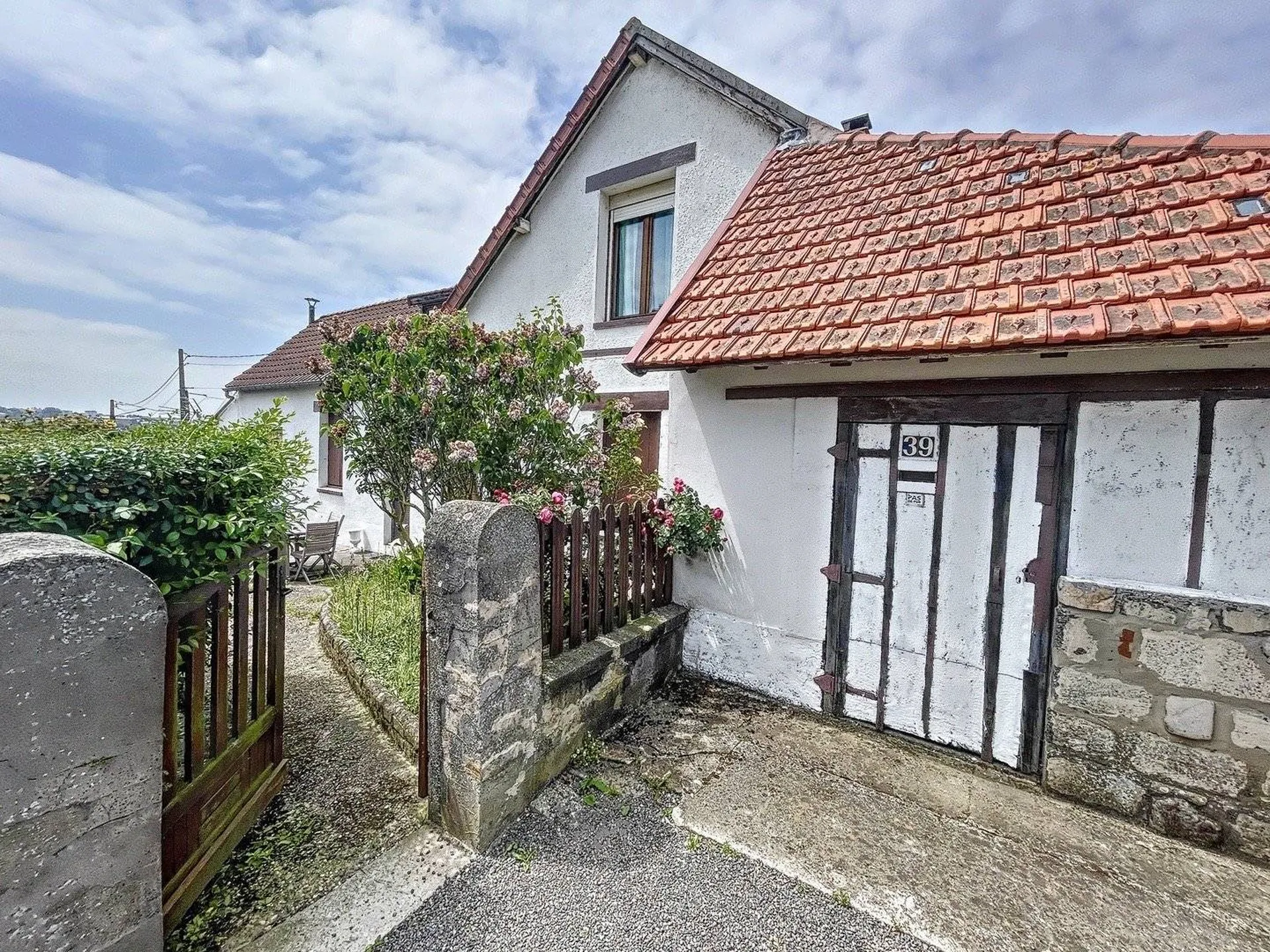 Vends proche de la gare et du port, maison de ville.