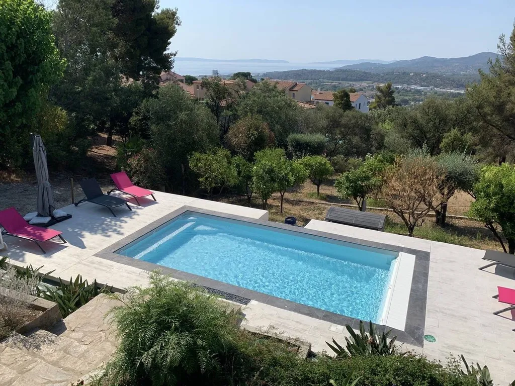 Découvrez la Kryptonite C 7m – piscine coque polyester fond incliné à Sanary, Le Beausset et Bandol. Élégante, familiale et garantie 30 ans.
