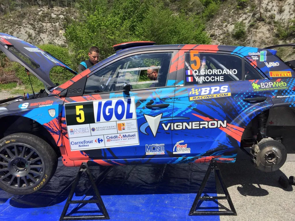 Pose covering sur mesure sur véhicule de compétition