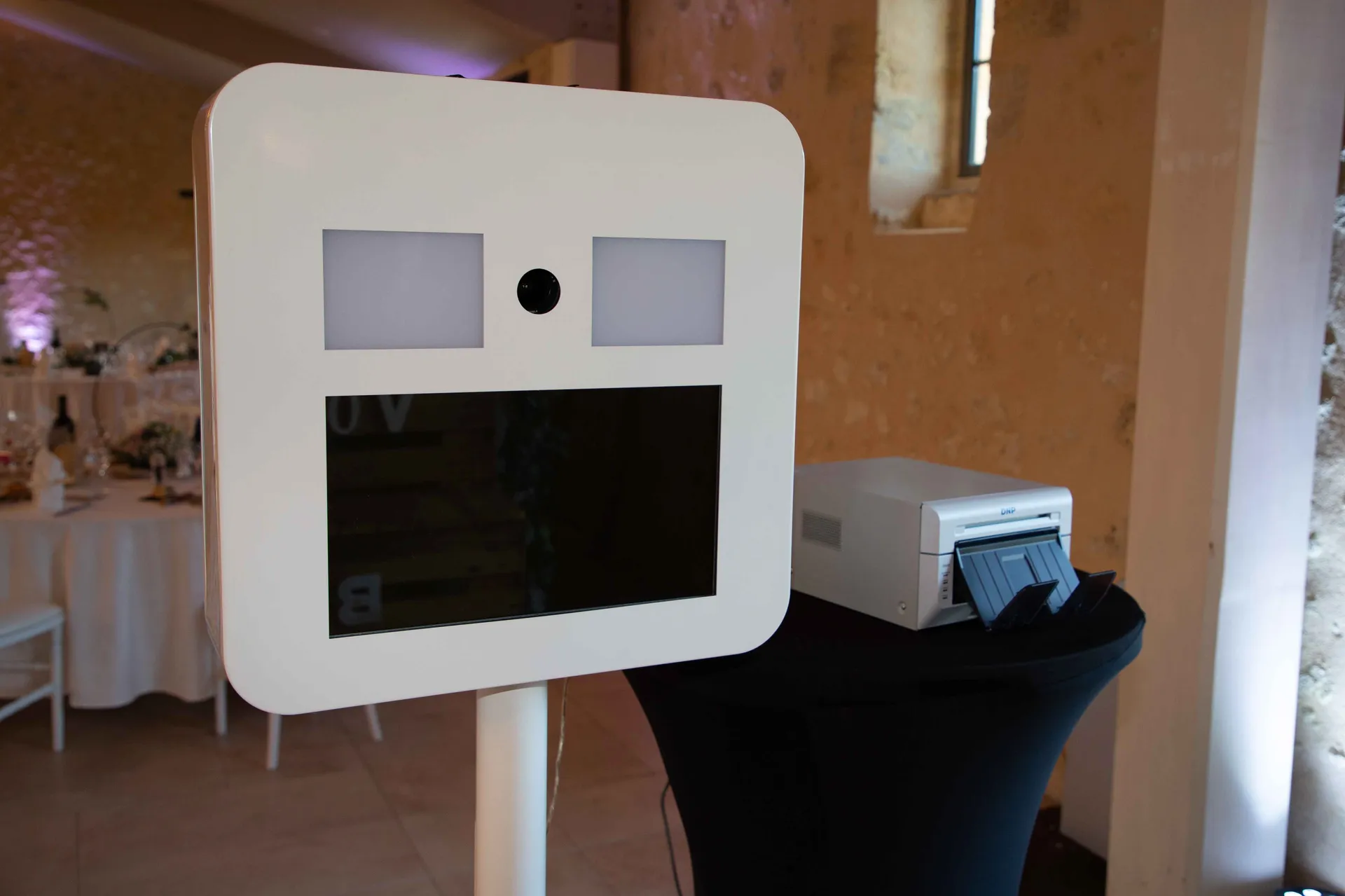 Demandez un devis pour la location photobooth cabine avec accès numérique illimité dans notre salle à Gordes proche Bonnieux
