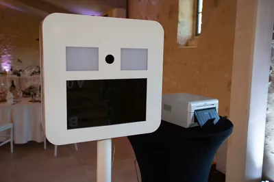 Demandez un devis pour la location photobooth cabine avec accès numérique illimité dans notre salle à Gordes proche Bonnieux