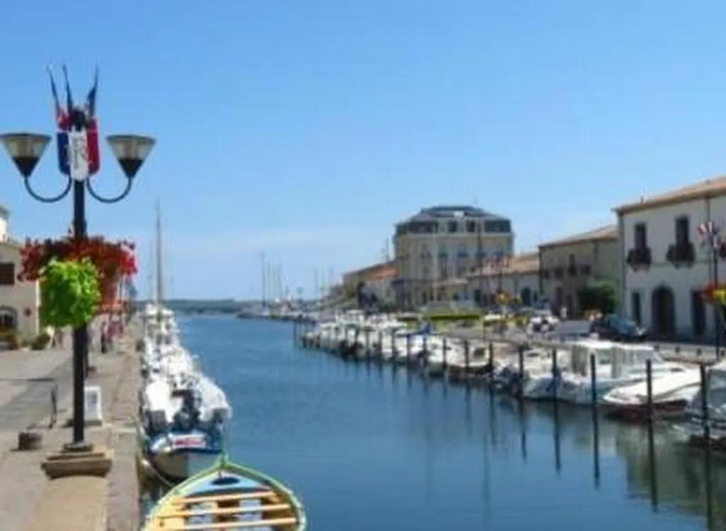 Marseillan village proche du Camping 4 étoiles Le Mas de la plage à Vias-plage bord de mer