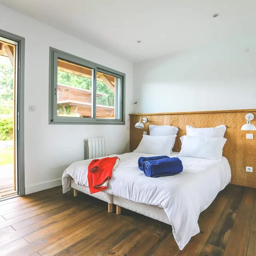Architecture d'intérieur et rénovation durable de villa avec piscine à Mimizan pour créer des espaces de vie uniques