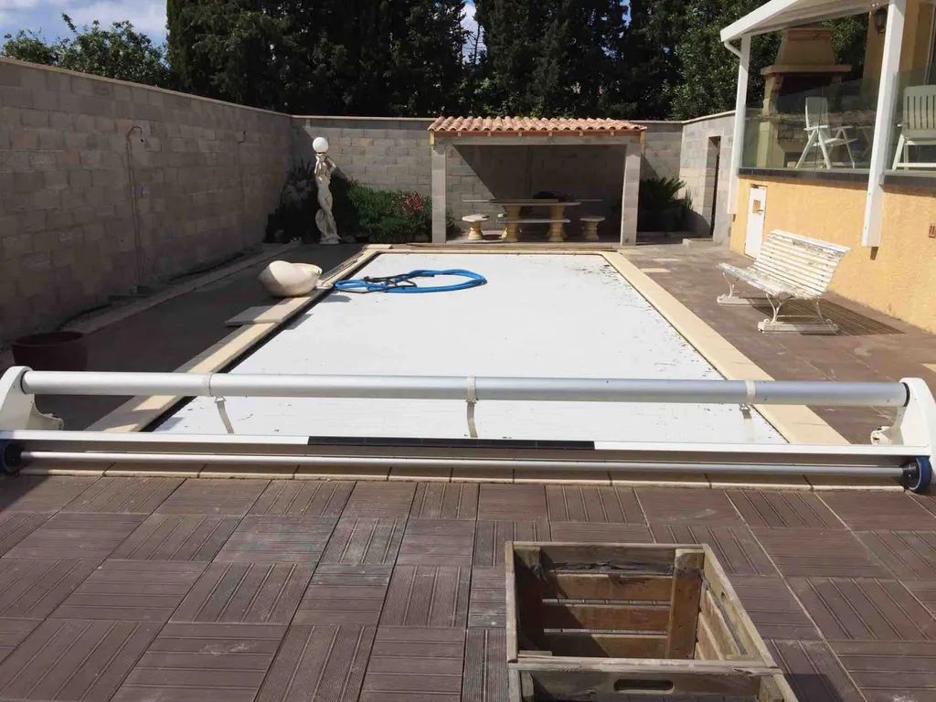 Tour de piscine en cascades de pierres technique bi-couche à Gigean dans l'Hérault