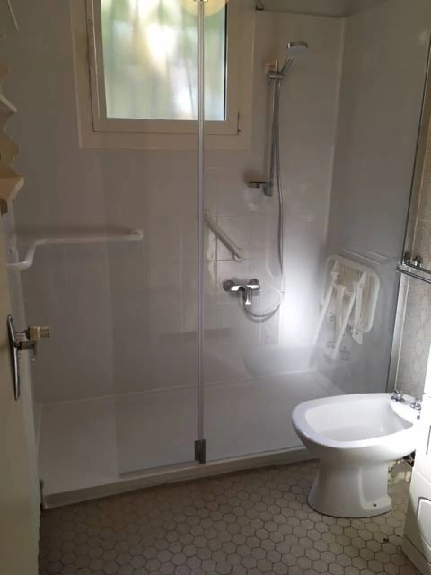 Remplacement d'une baignoire par douche sécurisée pour sénior à Solliès Pont, Var (83)