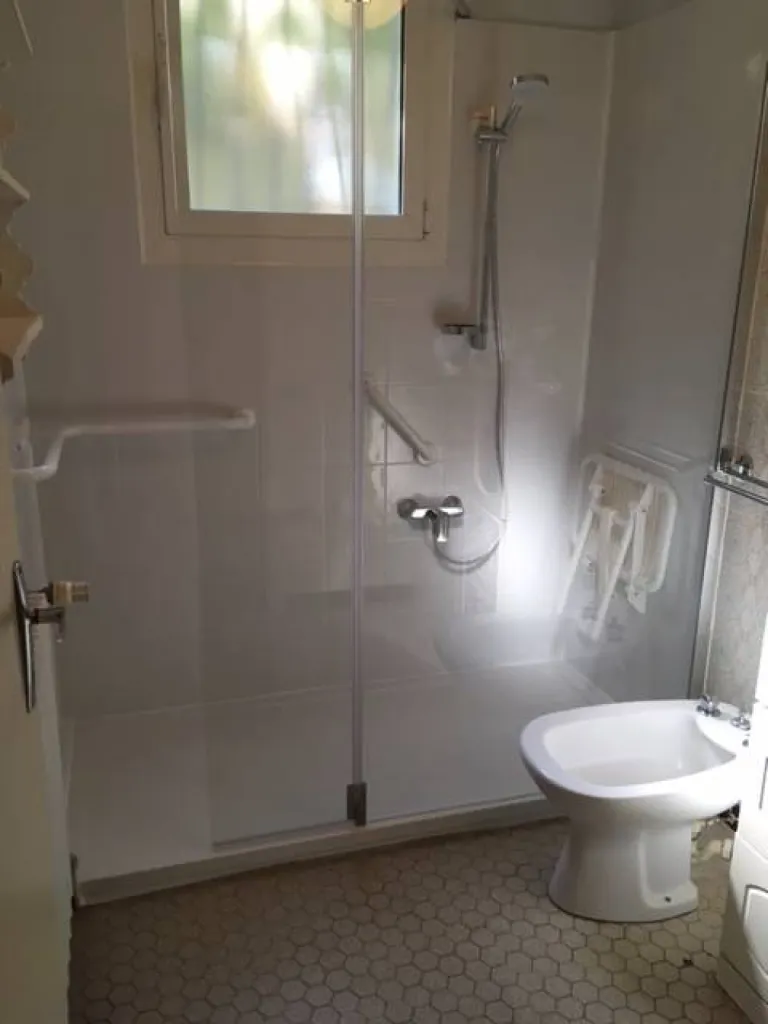 Remplacement d'une baignoire par douche sécurisée pour sénior à Solliès Pont, Var (83)