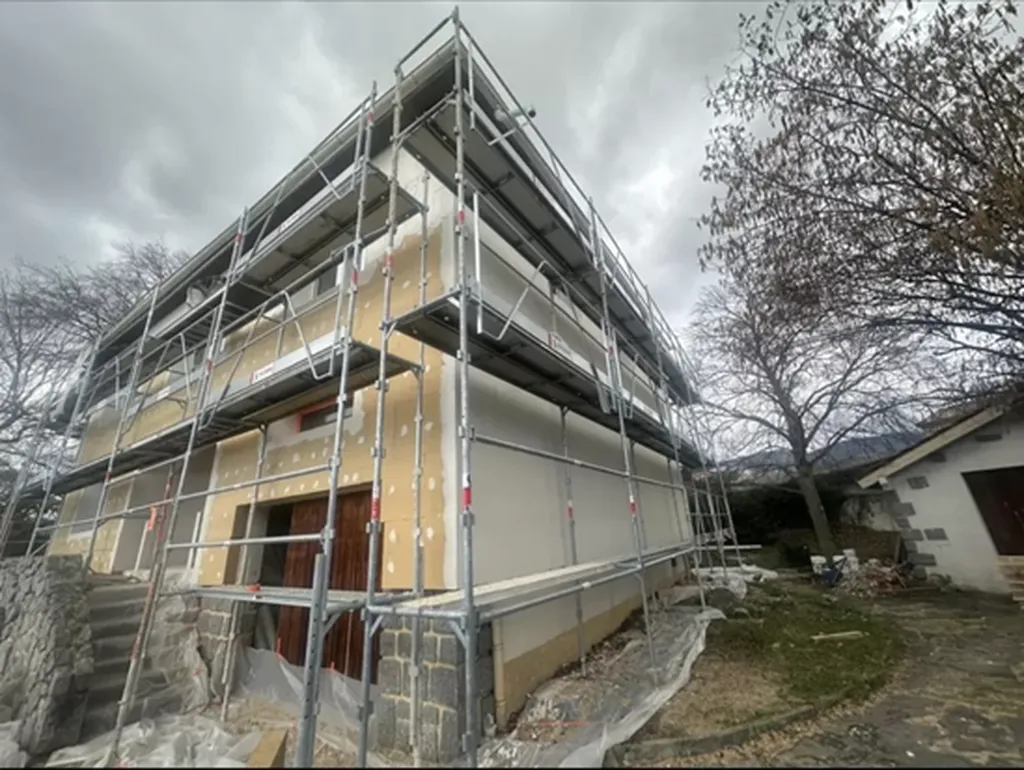 Pose des panneaux isolants en fibre de bois sur maison d'habitation chantier d'isolation biosourcée par l'extérieur à Maclas (42520)