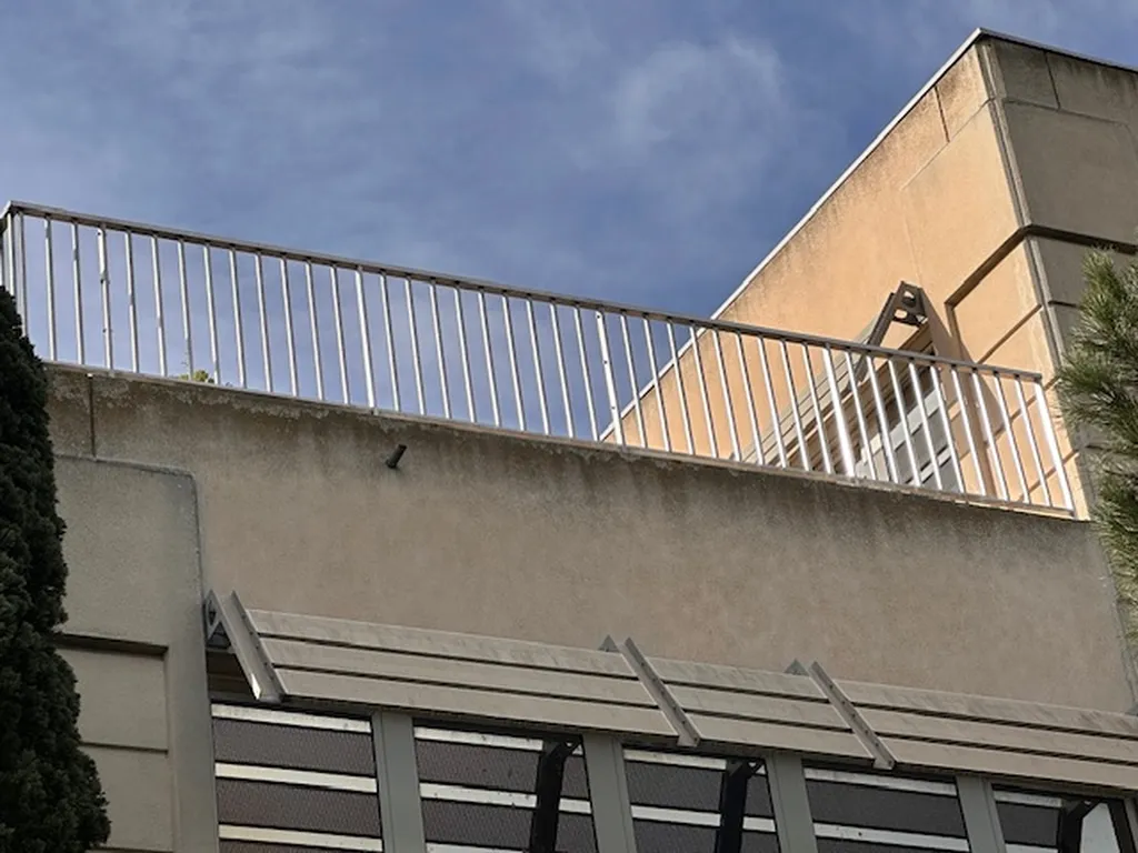 GARDE CORPS DE SECURITE BARRIERE DE SECURITE CLOTURE DE SECURITE EN ACIER OU INOX OU ALUMINIUM SUR MESURE FABRIQUES DANS NOS ATELIERS DE FERRONNERIE A MARTIGUES DANS LE 13