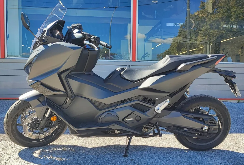 HONDA FORZA 750 DU 01/2025 AVEC 700 KM