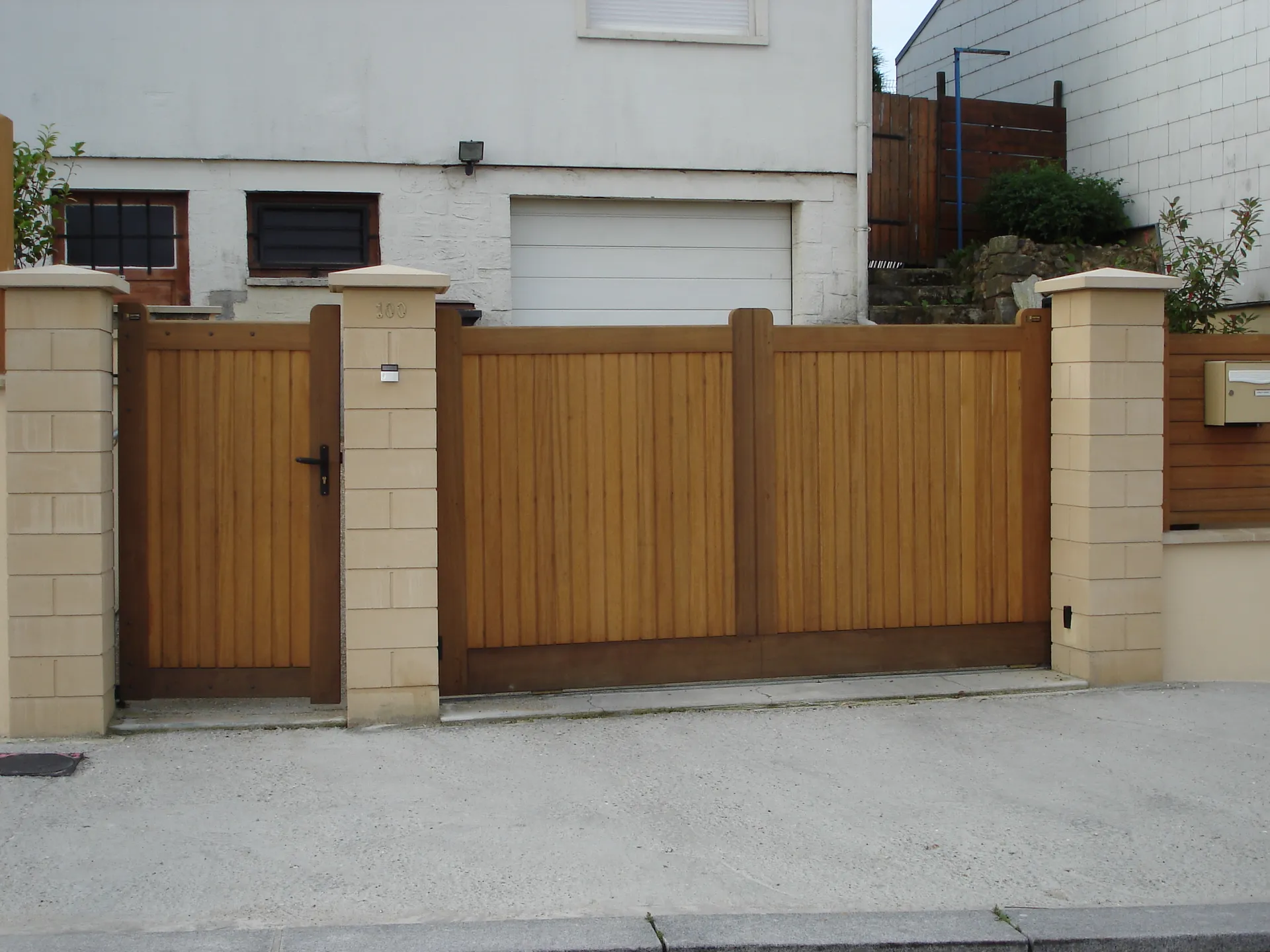 Installation d’un portail battant en bois avec piliers en briques à Le Havre en Seine-Maritime 76