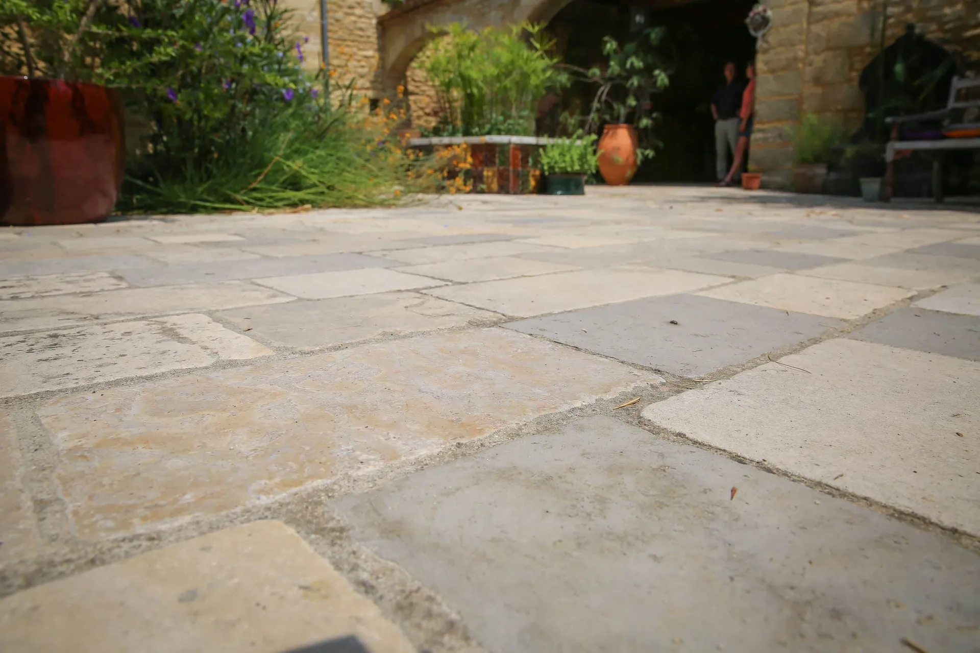 Pierre de Saint-Germain : pierre marbrière aux nuances beige et blanc cassé