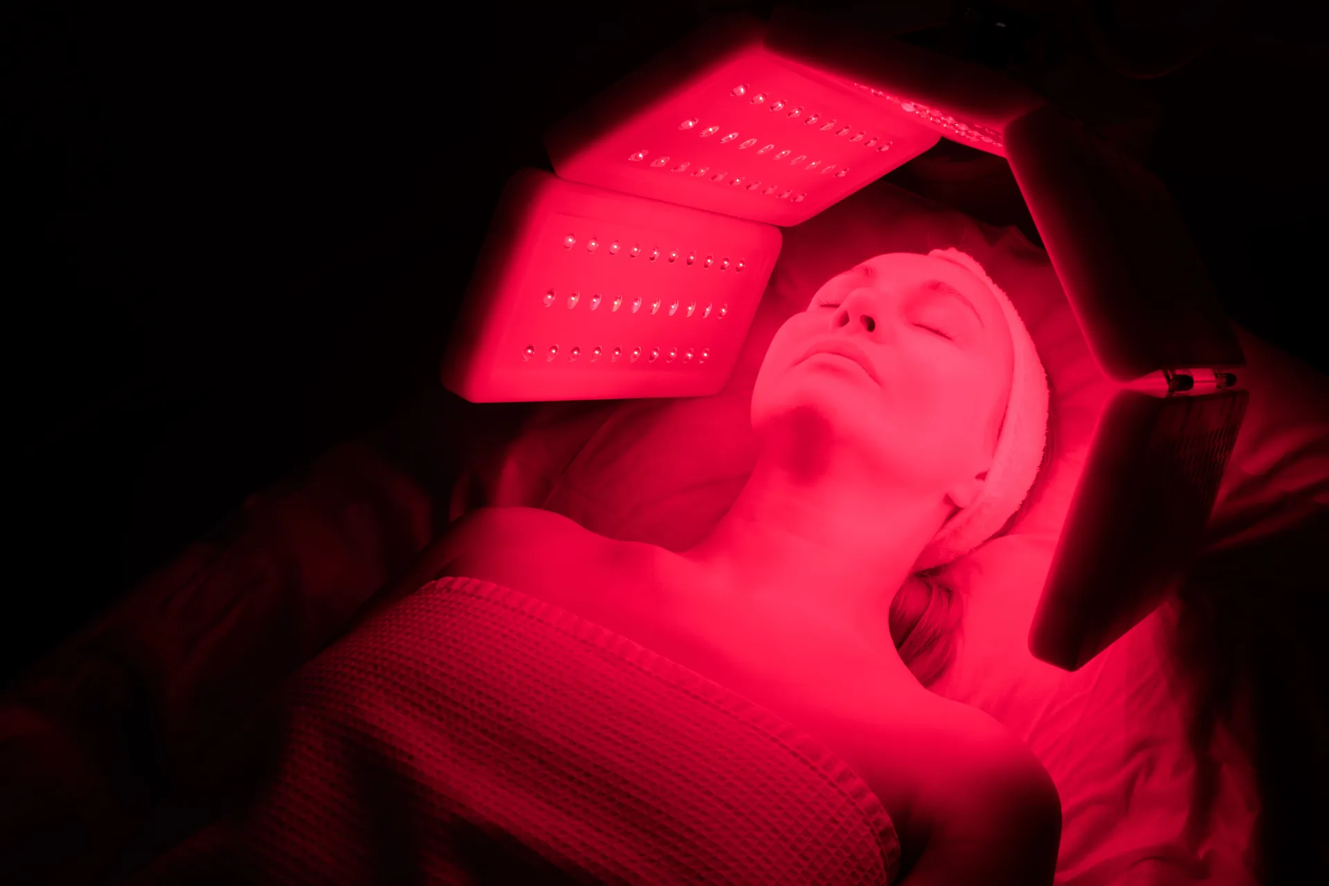 Le soin LED anti âge, sommeil, détente, rougeur sur le visage, stress au centre Activ'Minceur à Limas