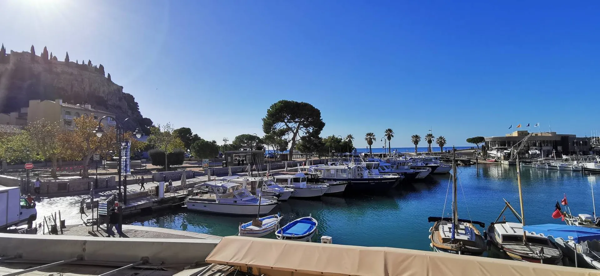 Vente appartement T2 Cassis  entièrement refait ouvrant sur balcon sur le port