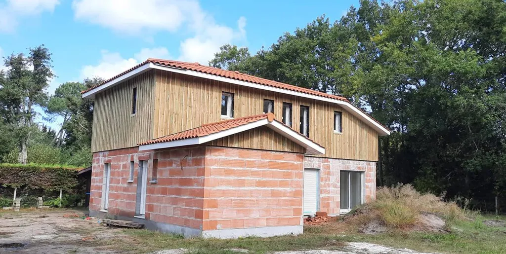 Pose d'un bardage bois pour une maison neuve à Biscarrosse