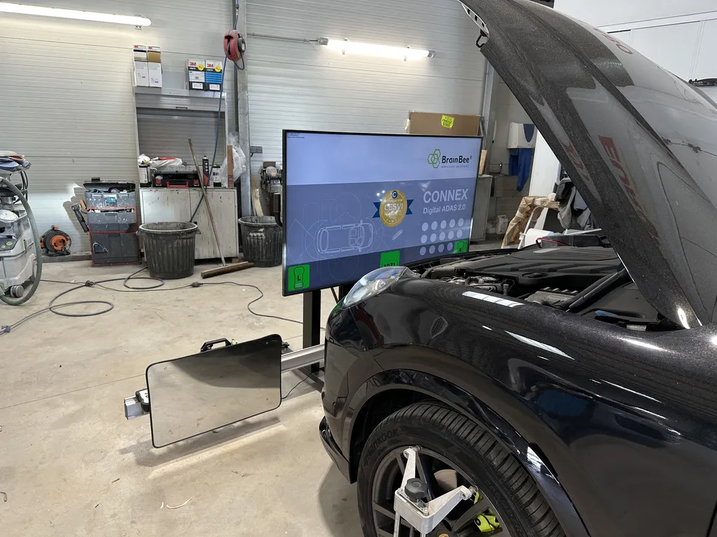 Calibrage caméra et radar de régulateur adaptatif ADAS sur un Porsche cayenne Hybride suite à choc avant à Poussan