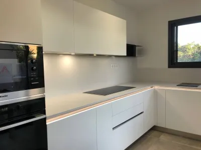 Installation d'une cuisine épurée  blanche à Bandol dans le 83