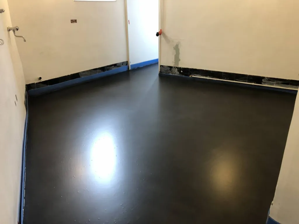 Béton ciré pour sol noir La Seyne sur Mer Var 83