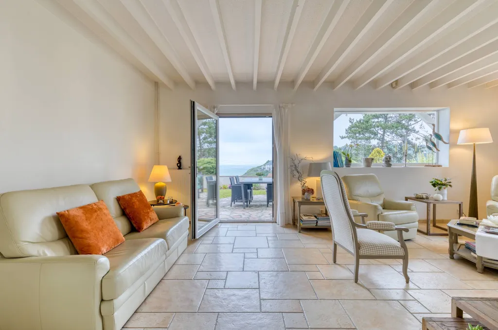 A vendre Maison de famille avec vue sur la mer en Normandie offrant 170m² habitables.
