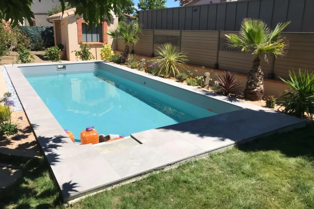 Plage de piscine en dallage en grès cérame à Toulouse