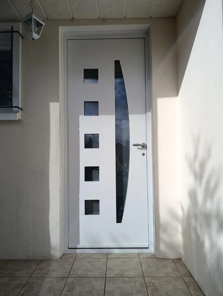 Porte d'entrée vitrée en aluminium