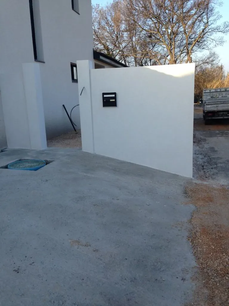 entrée portillon et boite au lettre