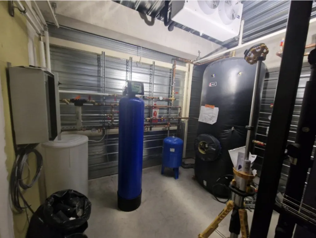 Rénovation énergétique réseau eau chaude sanitaire avec bouclage échangeur récupération pour performance optimisée à Montpellier