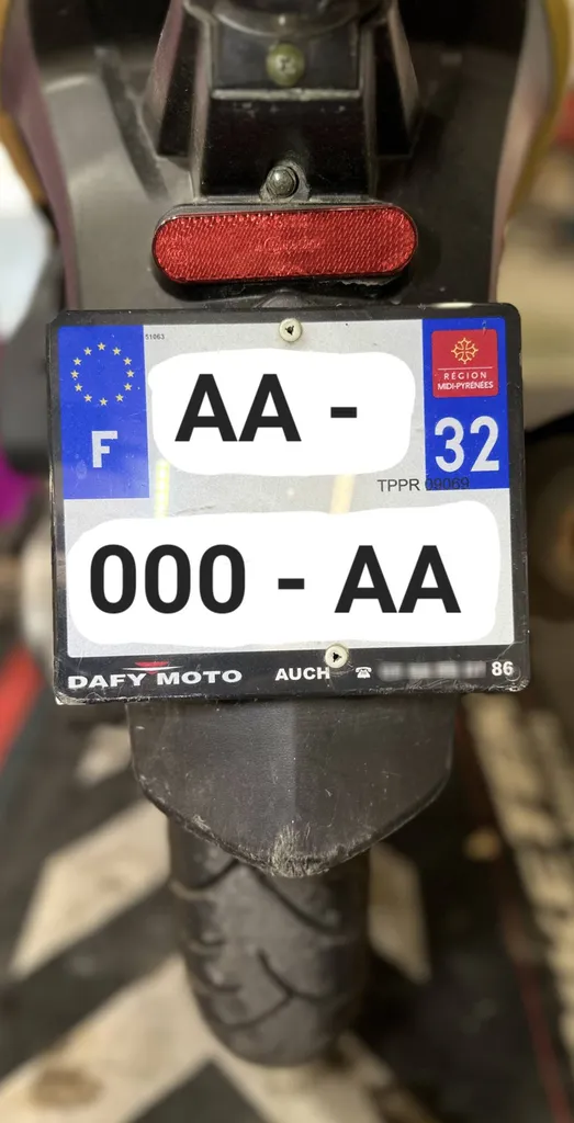 Plaques d'immatriculations deux-roues conformes lors du passage au contrôle technique Autosur Martigues près de Saint-Mitre-les-Remparts