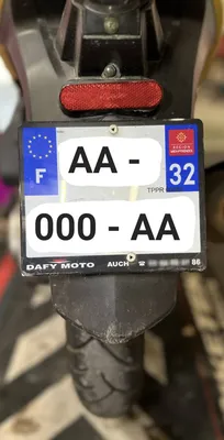 Plaques d'immatriculations deux-roues conformes lors du passage au contrôle technique Autosur Martigues près de Saint-Mitre-les-Remparts