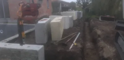 Créations d'un mur de soutènement pour maintient de terrain  sur l'ariere d'une piscine  avec légo béton préfabriqué chez  un particulier. sure la commune de la bréde en gironde 