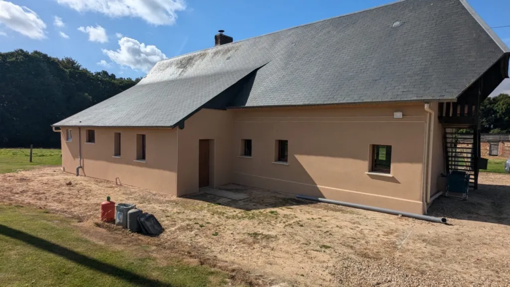 Ravalement de Façade à la Chaux sur Maison Individuelle près du Havre : Optez pour DRM Rénovation, Entreprise RGE