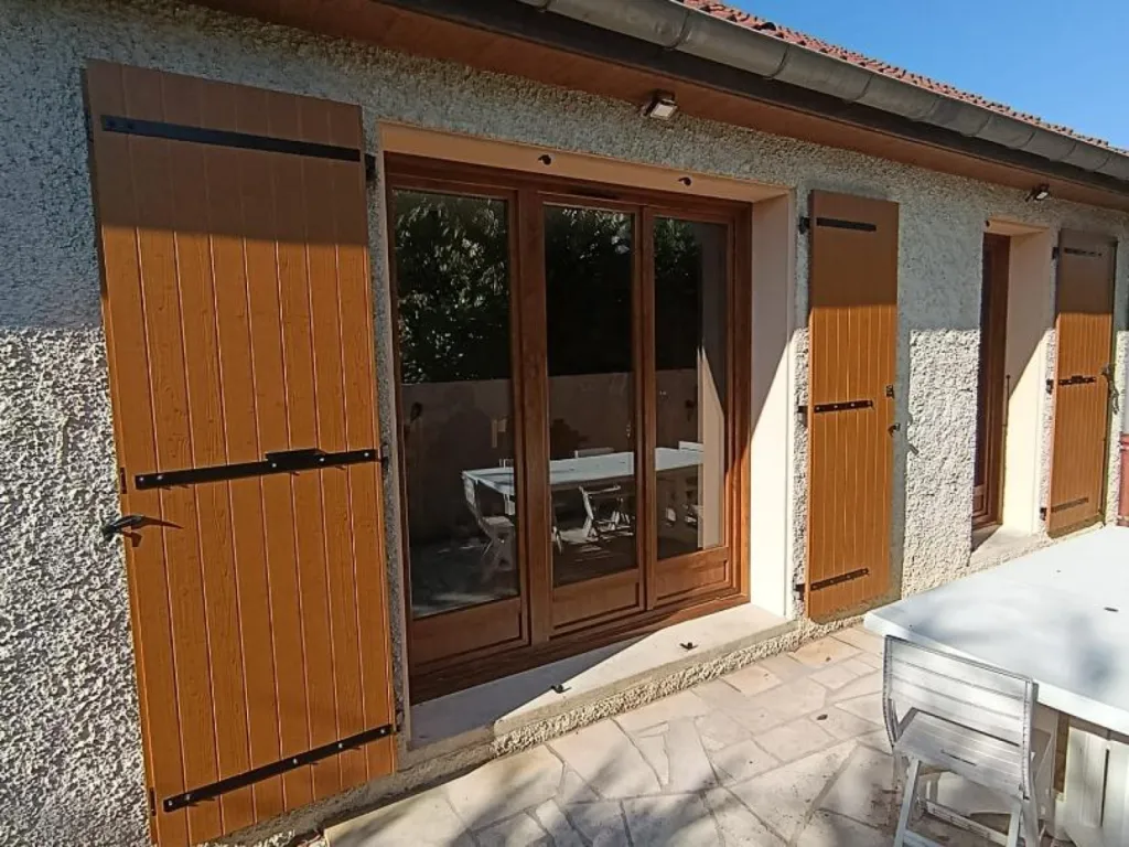 Remplacement de volets battants composite Santa Maria panneaux sandwich haute résistance thermique rénovation résidentielle à Quetigny par Centre Est Isolation