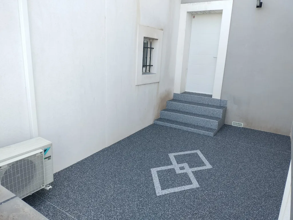 Création d'une terrasse et d'escaliers avec moquette de pierre horizontale, verticale et finitions aluminium à Aimargues