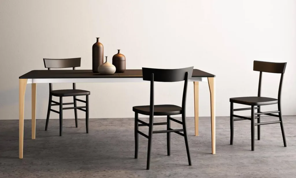 Ensemble tables et chaises design italien près de St Cyr