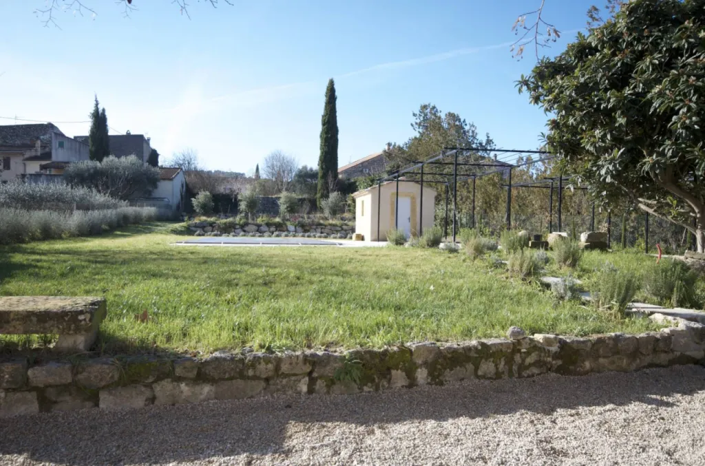 Jardin méditerranéen avec treilles