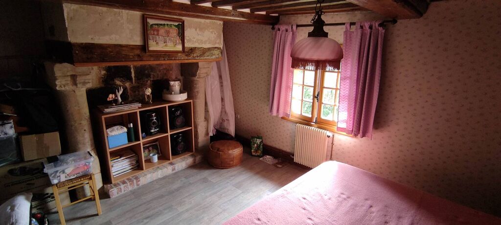 A vendre, propriété normande proche de SAINT-PIERRE-SUR-DIVES (14170), composée de deux maisons et de nombreuses dépendances sur un terrain arboré de plus de 4 000 m². Possibilités : maison familiale, projet de gîte ou résidence secondaire.