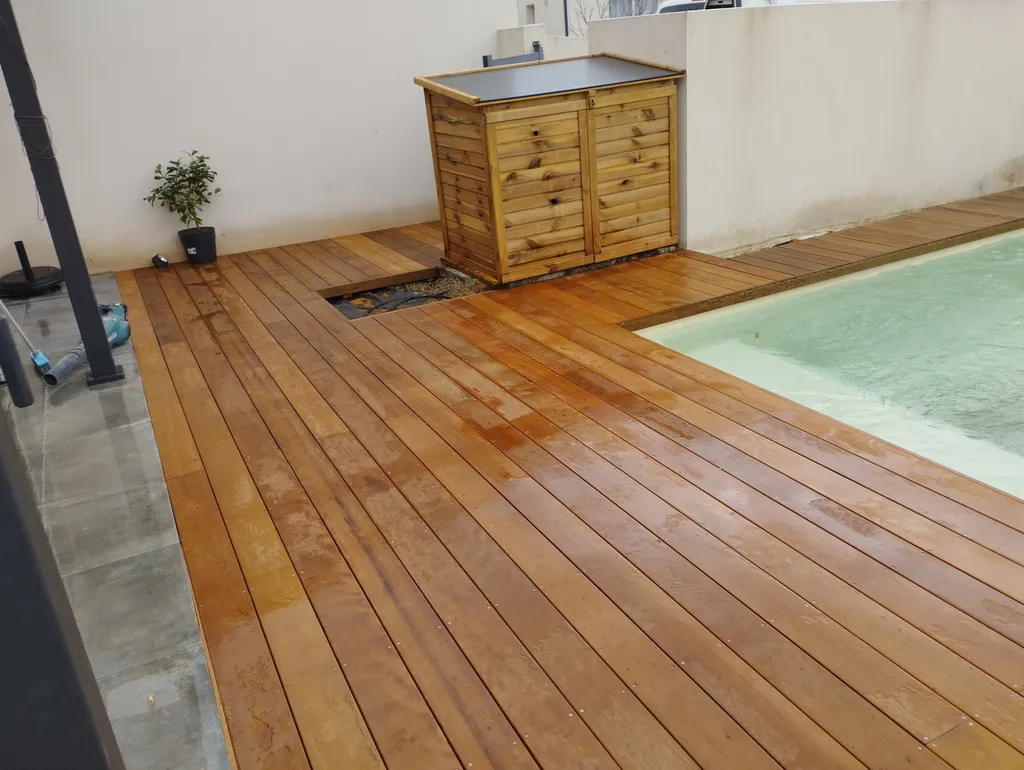 Pose d'une terrasse contour de piscine de 40 m² en itauba avec finitions soignées à Bessan proche de Mèze