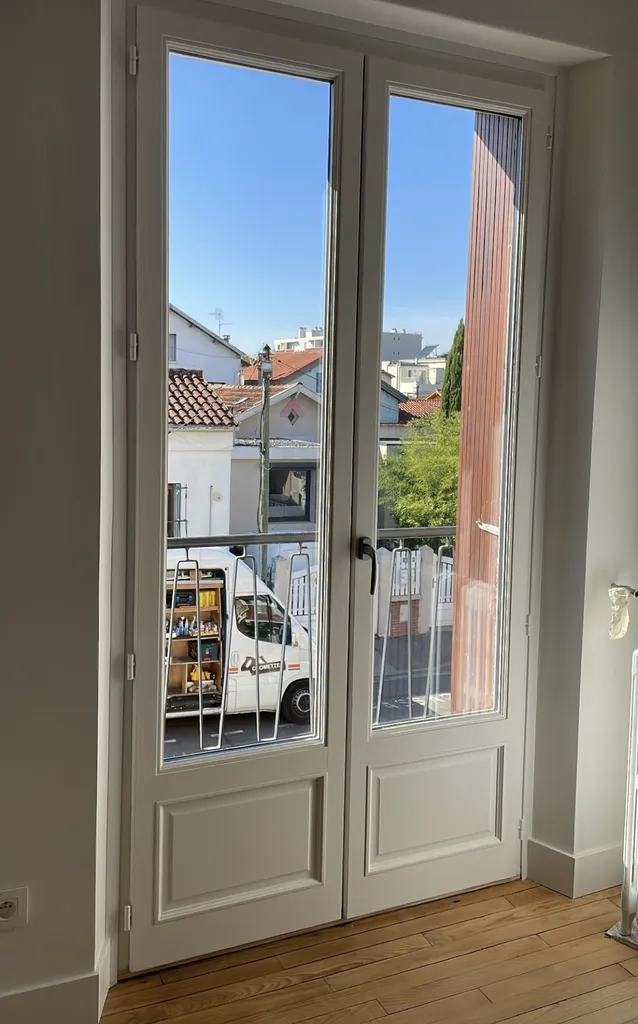 Fenêtres sur mesure : fabrication et pose par un menuisier artisan spécialisé en menuiseries bois, alu et PVC depuis plus de 40 ans à Toulouse