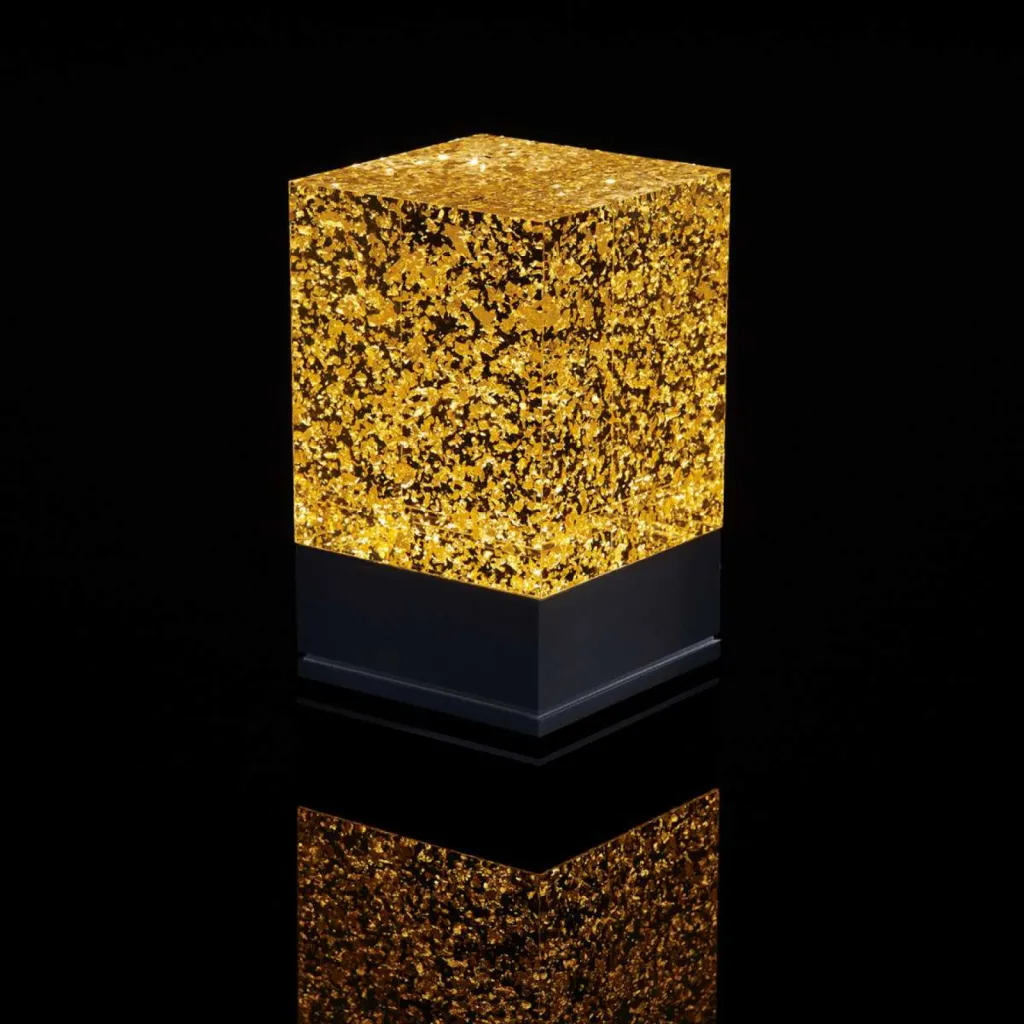 photo lampe design la D-cüb or fond noir socle noir