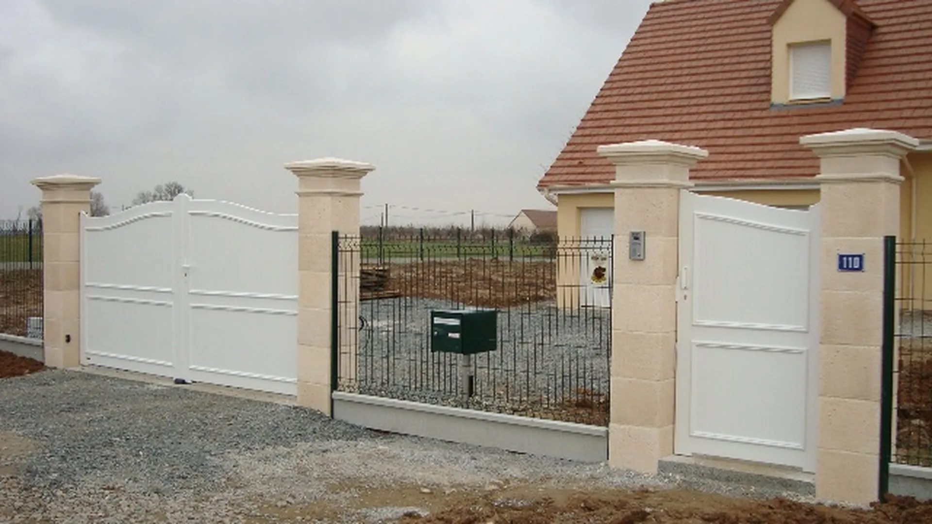 Installation de Portail PVC Ajouré avec Circulation d'Air Optimisée et Cadre Rigide à Pont l'Évêque dans le Calvados 14