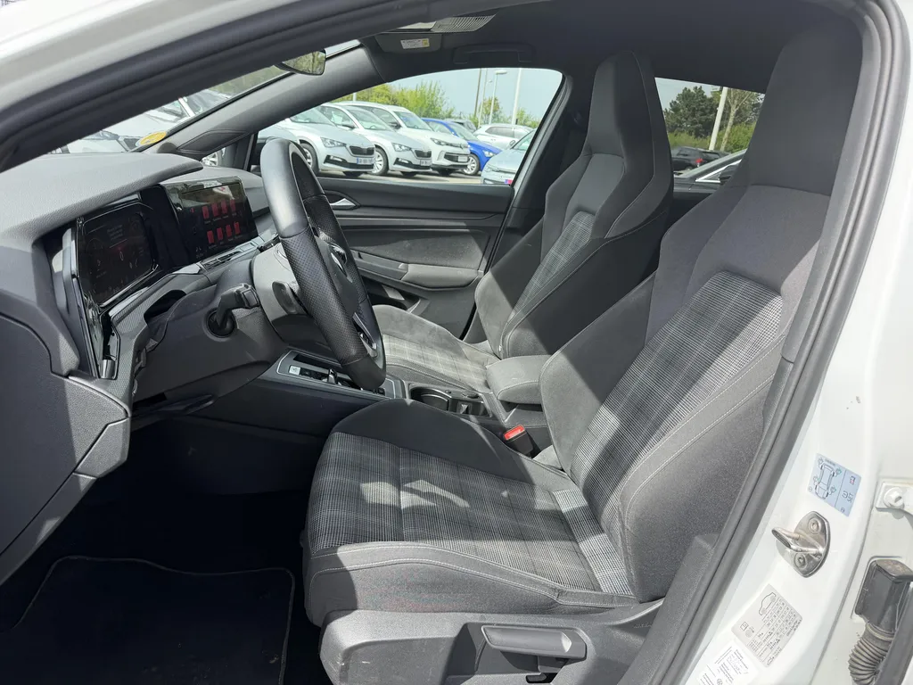 Volkswagen Golf 8 GTD d'occasion à vendre à faible distance de Rouen : une sportive diesel performante disponible chez Caudebec Automobiles