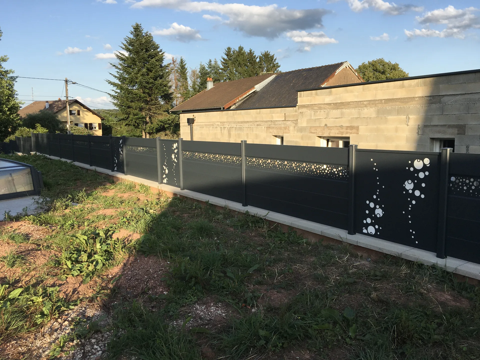 CLÔTURE EN ALUMINIUM SB CONCEPT , à panneaux pleins et décoratifs , colorie 7016 , à CHALONVILLARS