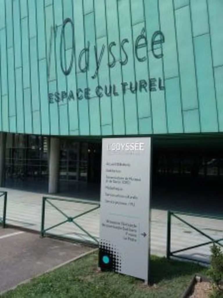 Conception et installation de la signalétique extérieure de l’espace culturel L’Odyssée à Eybens près de Grenoble pour améliorer visibilité et orientation