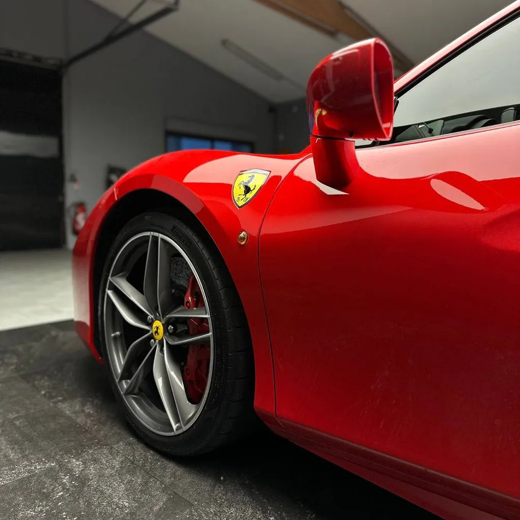 Réparation et repigmentation du cuir sur une Ferrari 488 Spider à Le Mans (72)