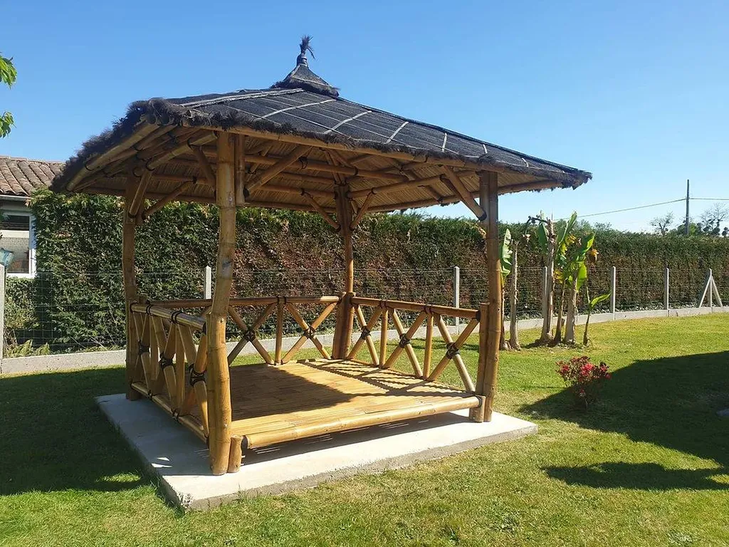 Vente et installation de paillote et gazébos sur mesure en bambou de qualité à Parentis-en-Born 
