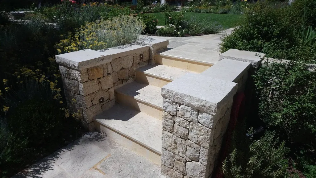 Escalier en pierre beige rose 