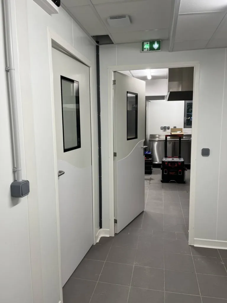 portes de service cuisine professionnelle d'un EHPAD en panneaux isotherme